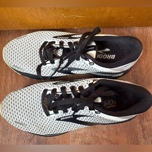 Brooks Shoes Size 8 GUC